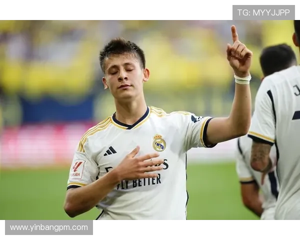 西甲赛场德加拉雷塔角球助攻帕雷德斯头球破门助队领先